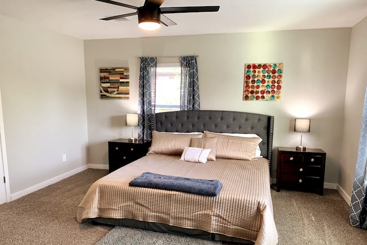 غرفة النوم الابتدائية الطابق الثاني سرير كينج