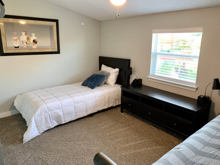 غرفة النوم رقم4. سريران متماثلان في الطابق الثاني