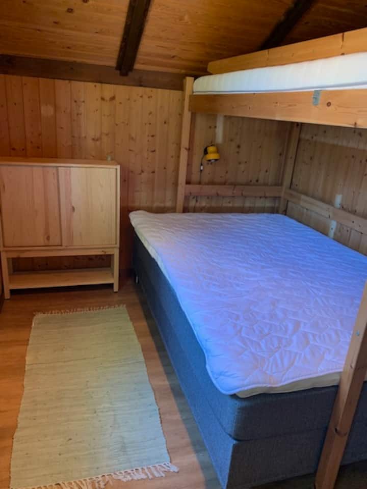 חדר שינה 2 עם מיטת קומתיים - מיטה תחתונה ברוחב 120 ס"מ והמיטה העליונה ברוחב 90 ס"מ. סולם משמש כדי להיכנס למיטה העליונה. 