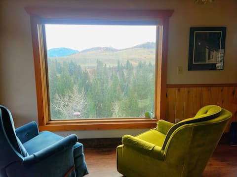 Quaint 1-Bedroom cabin, with sensational views.