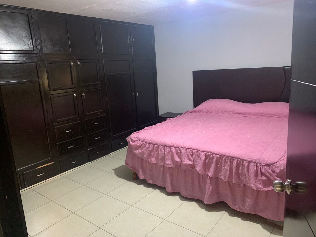 Izba s manželskou posteľou King, vynikajúca na oddych a rozšírenie vo svojom voľnom čase, super priestranný priestor, plná skriňa, televízor pred vami, aby ste si mohli vychutnať svoju obľúbenú sériu. Vlastná izba bez okien na ulicu. 