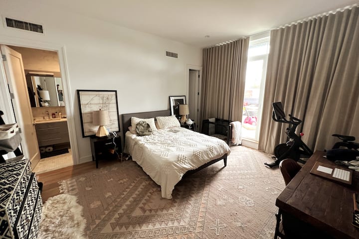 מלכה למעלה עם חדר רחצה צמוד