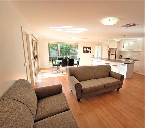 🌻Clearwaters Albury🌻 Modern Home & Double Garage
