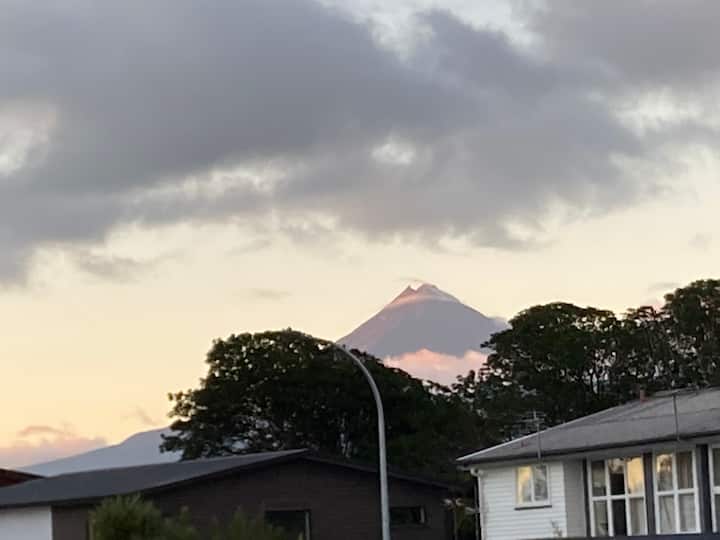 Brand new private bedroom with Mt Taranaki view. Townhouses for Rent