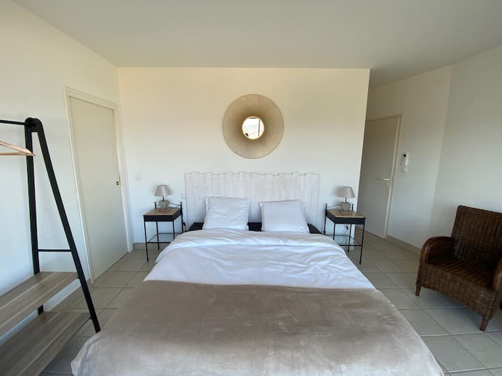 Suite principal con cama de 180x200 con baño privado y vistas extraordinarias de la bahía de Ajaccio y las montañas. 