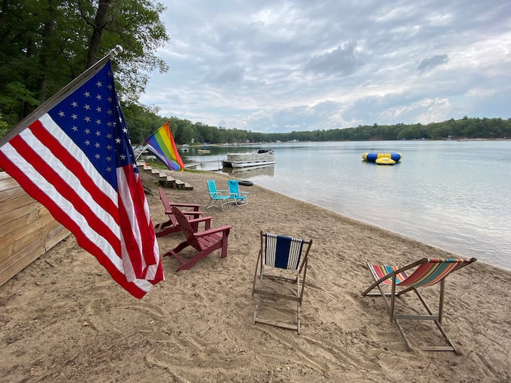 Big Bear Inn. Cozy lakefront cottage sleeps 8+ Cabins for Rent in