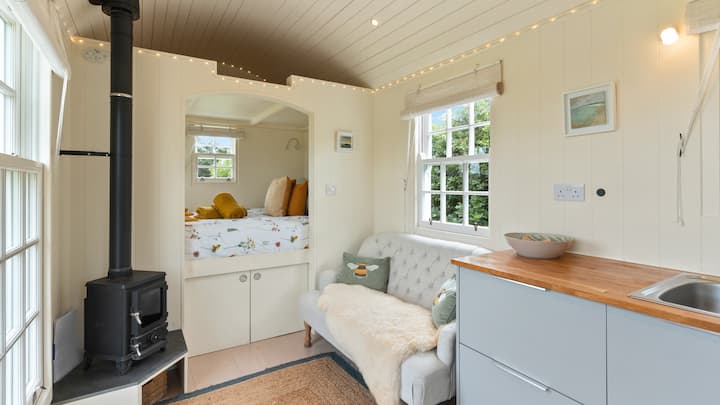 Off Grid Tamar Valley Shepherds Hut photo 2