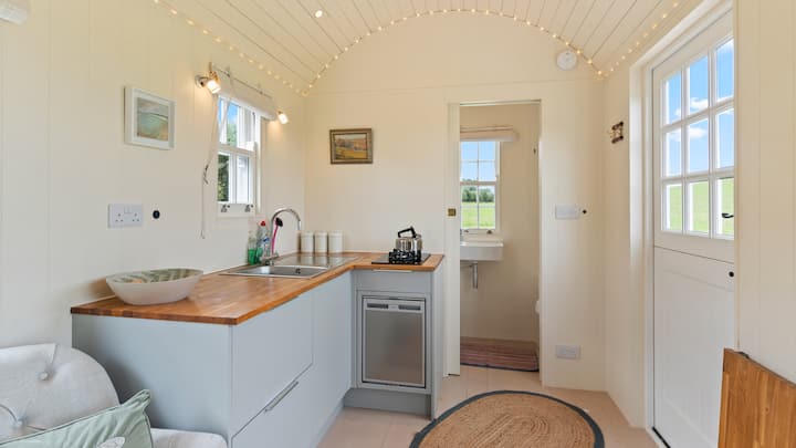 Off Grid Tamar Valley Shepherds Hut photo 5