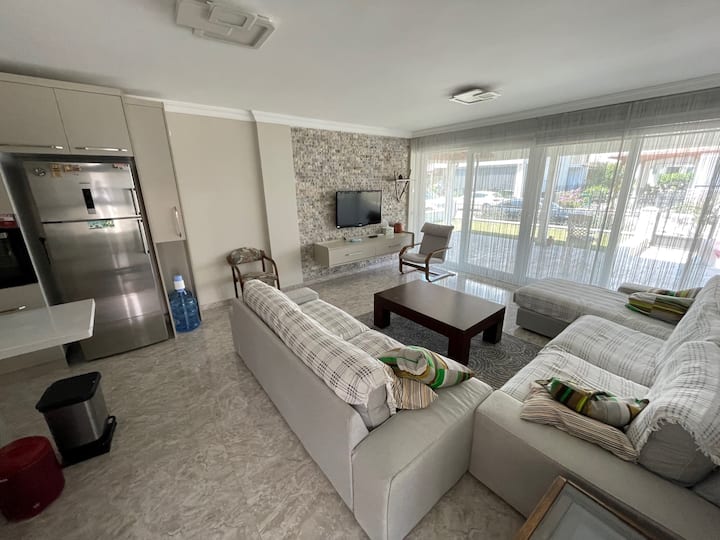 Deni̇ze Sifir Ki̇ralik Modern Vi̇lla - Altınkum