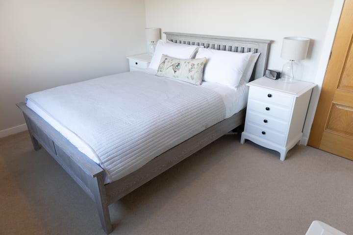 King-Size Bedroom