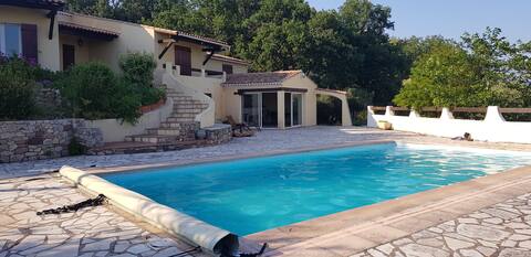 Villa with pool on 10,000 m 3.5 km from Cuers