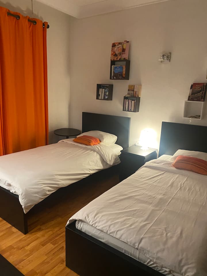 ห้องนอนที่ 4 พร้อมเตียงแฝดที่สะดวกสบายสองเตียงและระเบียง 