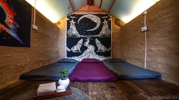 صورة محدثة للغرفة 4 مع أغطية جديدة ومنفضة سجائر ومناشف يد.