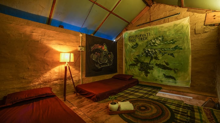 صورة محدثة للغرفة 2 من زاوية مختلفة تعرض فن الجدار الجديد.  