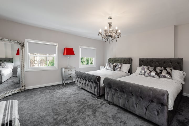 Spálňa 4 -  Táto predná spálňa má výhľad na kostol sv. Luka.

 2 manželské postele (4 lôžka) 130x190   cm