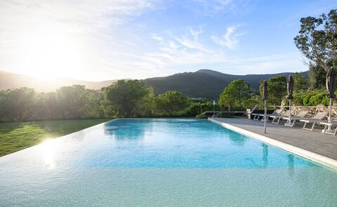 Loft with garden and pool very close to the sea