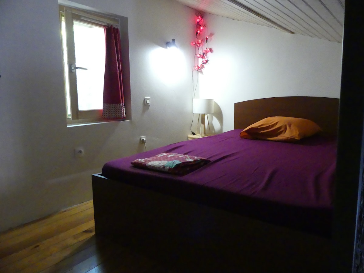 החדר הוא בקומת ביניים. חלון קטן משקיף על החצר. יש מדפי אחסון. המדרגות קצת תלולות.