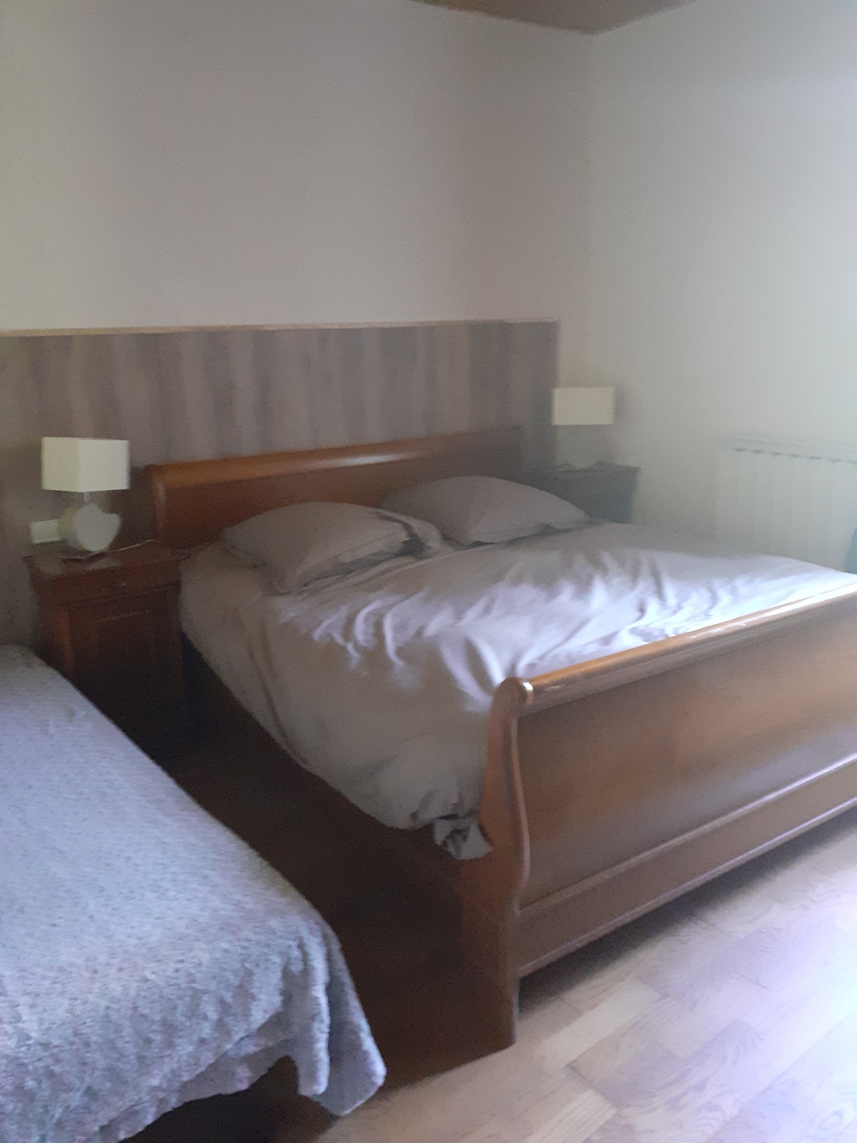 Втора спална соба со голем кревет и кауч на спуштање
1 кревет од 160 и 1 клик-клак од 120