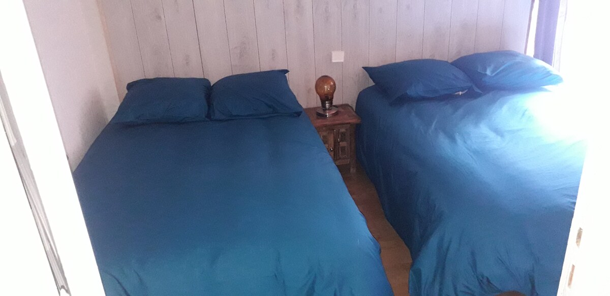 Трета спална соба со 2 кревета
2 кревета од 120