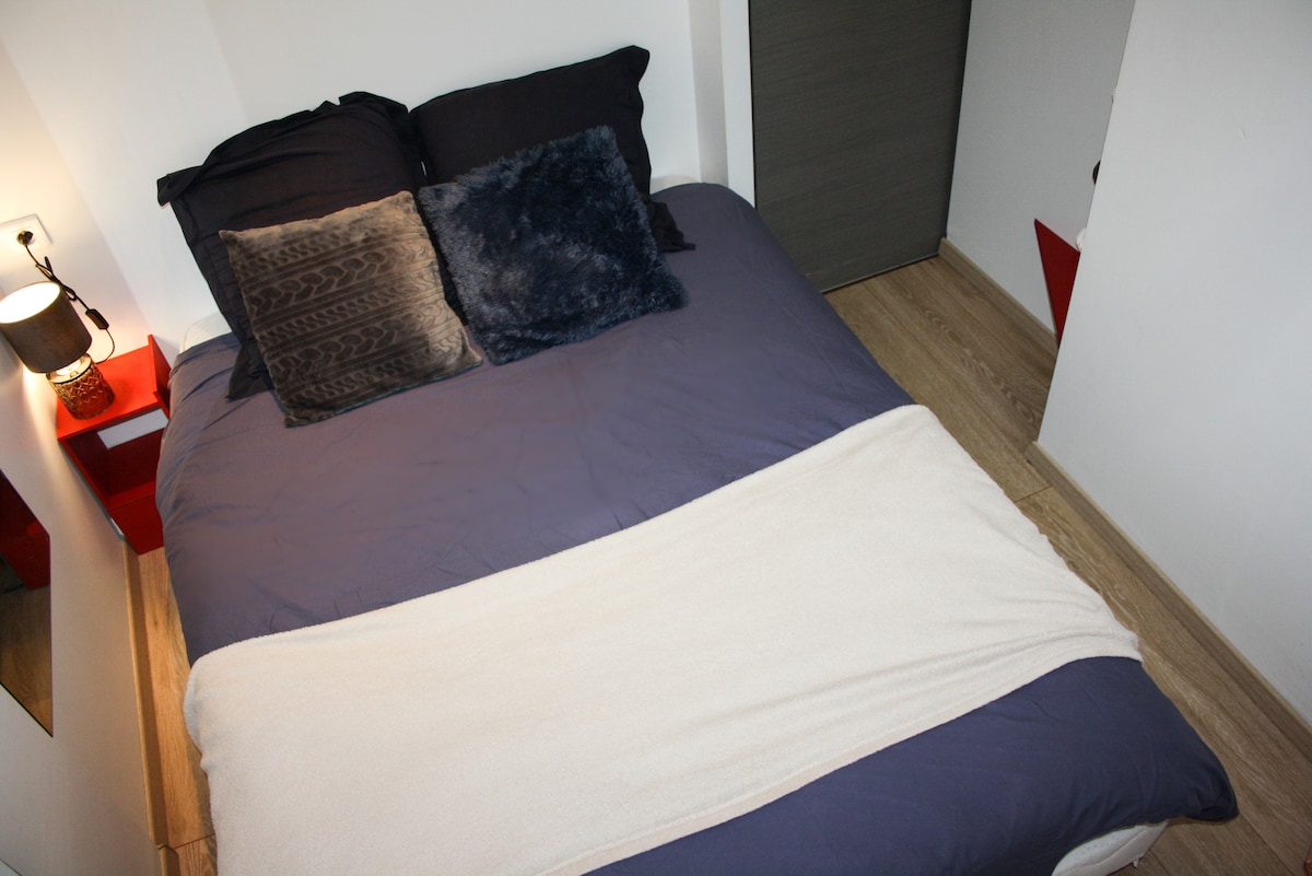 إطلالة على غرفة النوم (تم توفير البياضات)