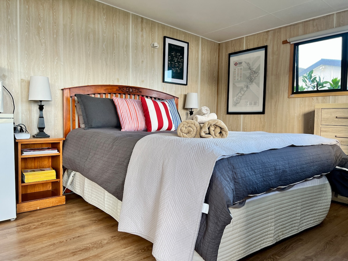 Спална соба 4 во самостојна дрвена колиба одвоена од куќата