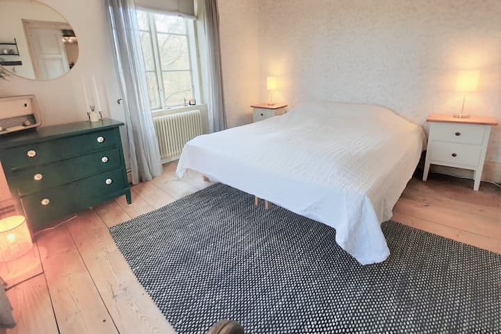 غرفة نوم بسريرين 90