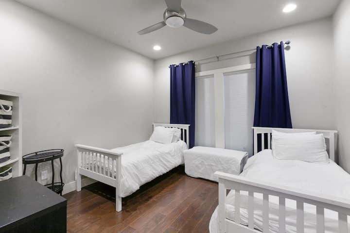 Cuarto dormitorio con dos camas individuales, además de cama nido doble opcional