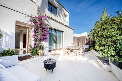 Anuncio de Airbnb popular: Exclusive beachfront house, next to dune en Pobles Del Sud
