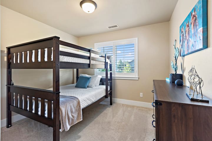 Volledig boven volledige stapelbedden. Maximaal 250 pond gewicht voor elk bed. Tuft en Needle Mint bedden met luxe beddengoed.