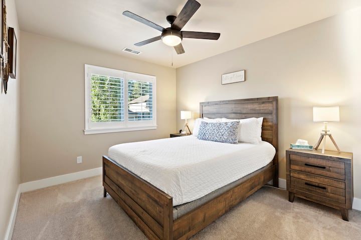 Bovenslaapkamer. Tuft en Needle Mint queensize bed met luxe beddengoed. Bagagerek in kast.