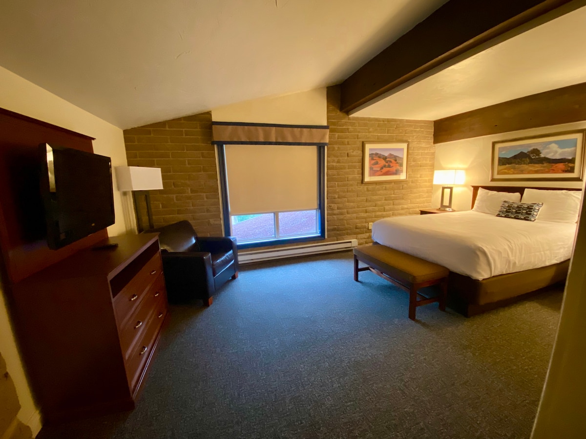 Druga spavaća soba na drugom katu s bračnim krevetom.