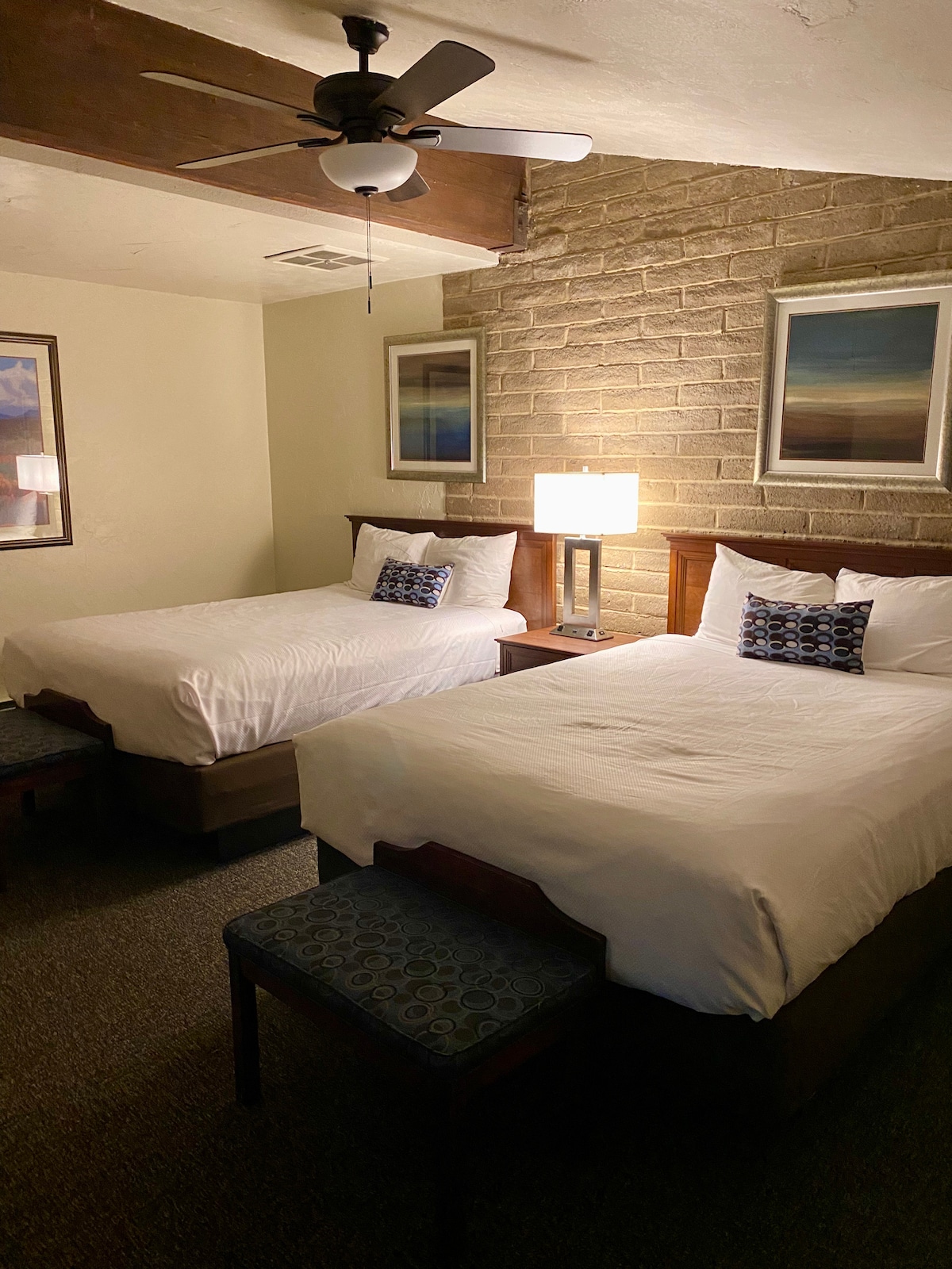 Treća spavaća soba je otvoreno potkrovlje na drugom katu s dva bračna kreveta.