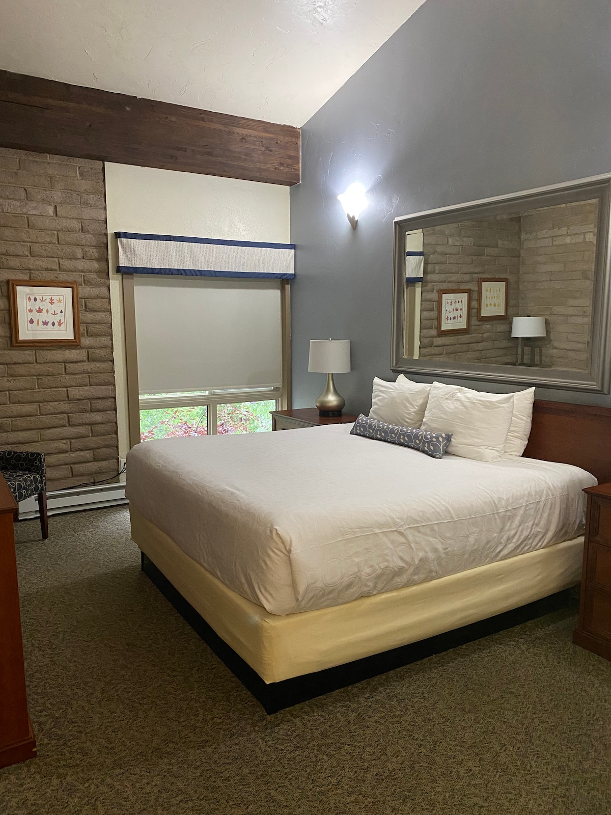 Glavna spavaća soba na prvom katu s vlastitom kupaonicom i privatnim ulazom.