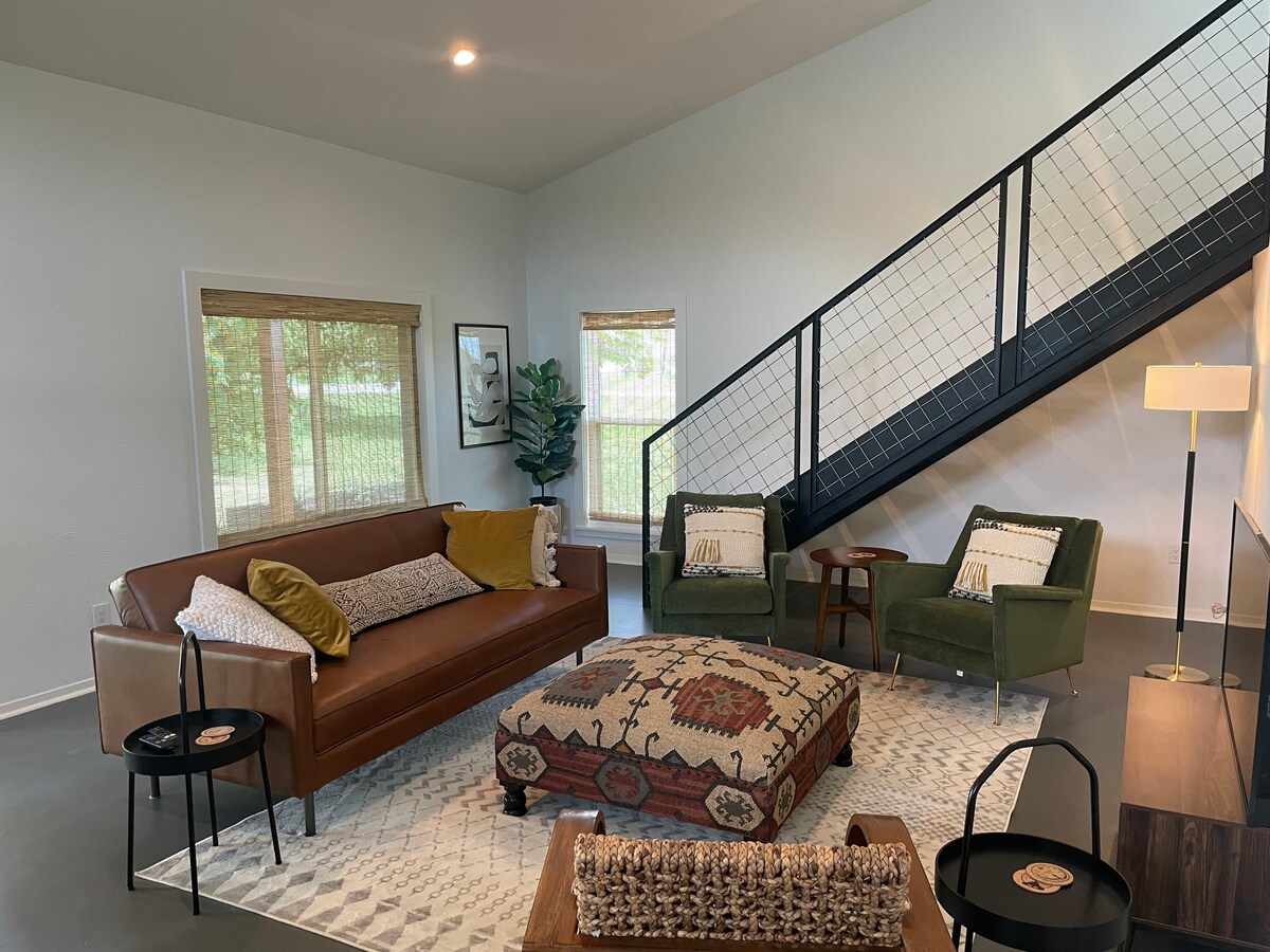 Successful Airbnb property: Modern, Unique, Retreat: Aeroplane Manor@ Tango-31 in Mc Kinney