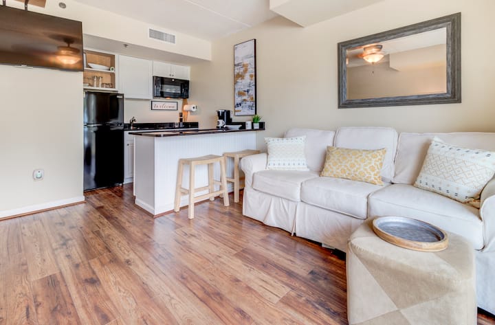 5-star Downtown Riverview Condo W/parking - Leland, NC