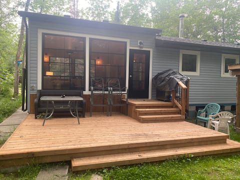 Peaceful + bright 3 bedroom cabin with sunroom