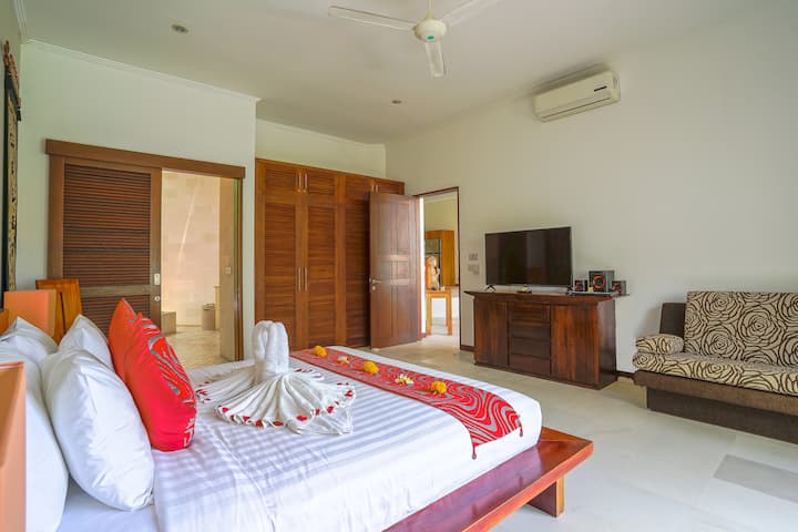 The first bedroom of Villa Suliac