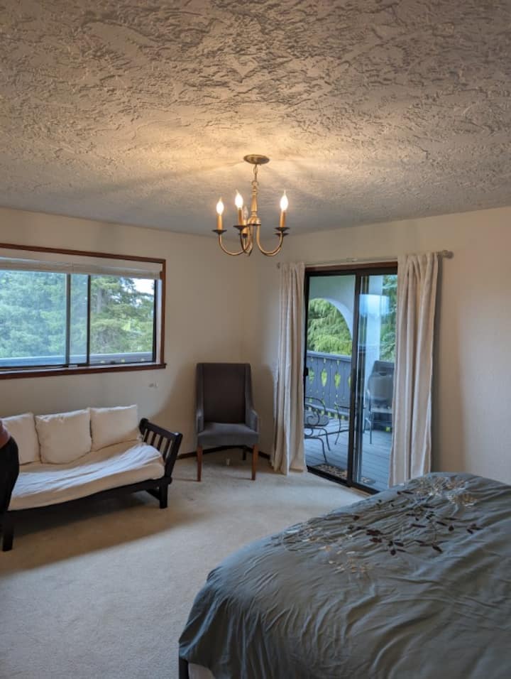 Chumba kikuu cha kulala chenye kifuniko cha pamoja kwenye sitaha. 