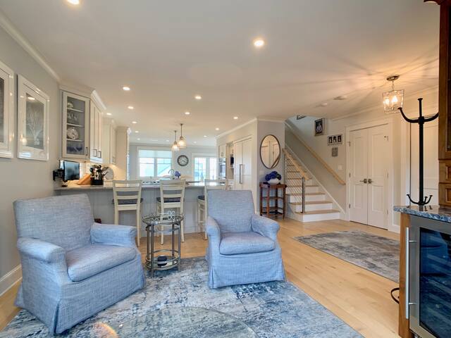 Luxury Beachside Getaway with Ocean Views gallery image 5