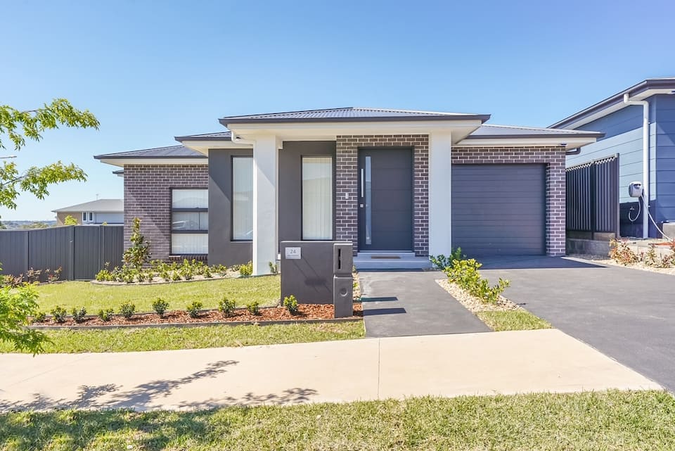 Spacious 4 Bedroom Home Thirlmere sleeps 8, NSW
