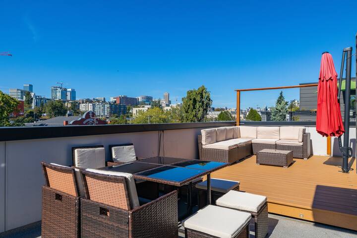 Walk to CapHill 4B2B Designer Home w/ Rooftop deck gallery image 3