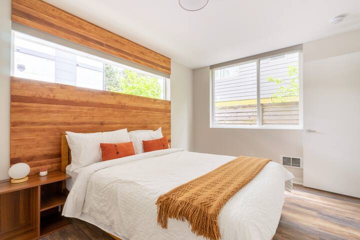 Walk to CapHill 4B2B Designer Home w/ Rooftop deck gallery image 4