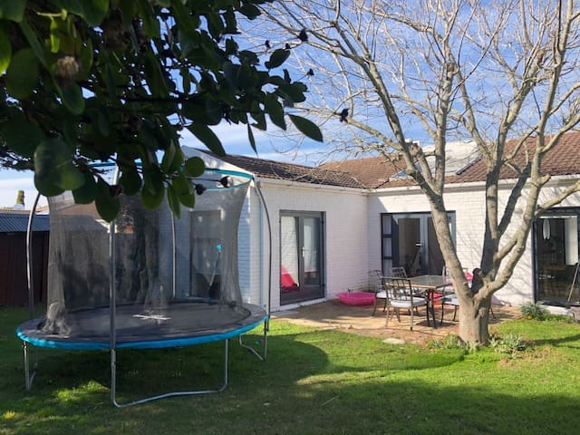 Light and Bright 3 bedroom family home with pool