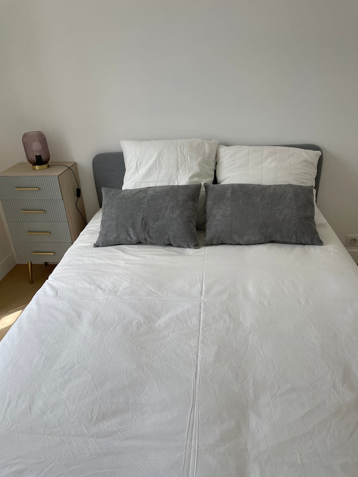 Dhomë gjumi në mëngjes, Pamje nga deti
Krevat 140 x 190. Jorganë 220 x 240.
