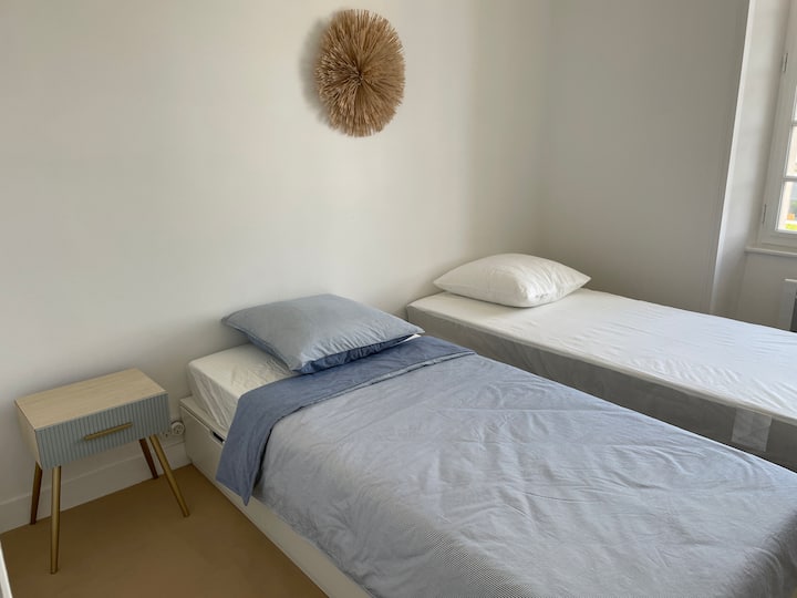 Chambre Paille, pamje nga oborri.
2 shtretër: 80 x 200. Jorganë: 150 x 200