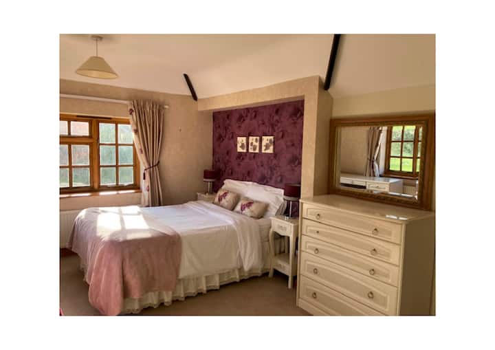 Chambre 5 avec douche et lavabo et lit double,. Conçu pour le confort et la détente, il offre des draps moelleux, de nombreux rangements et une atmosphère confortable pour une nuit de sommeil paisible.