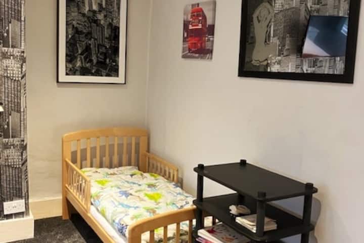 Chambre lumineuse et confortable avec deux lits simples confortables, parfaite pour les enfants ou les amis. Conçu avec soin pour se détendre avec des draps moelleux et beaucoup d'espace pour se détendre.