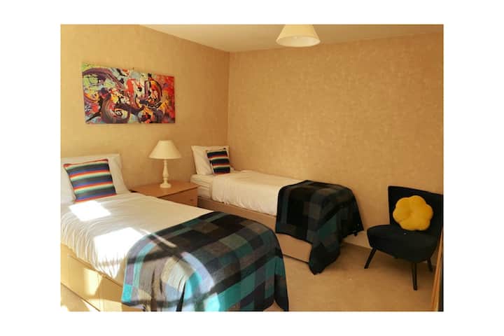 Chambre lumineuse et confortable avec deux lits simples confortables, parfaite pour les enfants ou les amis. Conçu avec soin pour se détendre avec des draps moelleux et beaucoup d'espace pour se détendre.