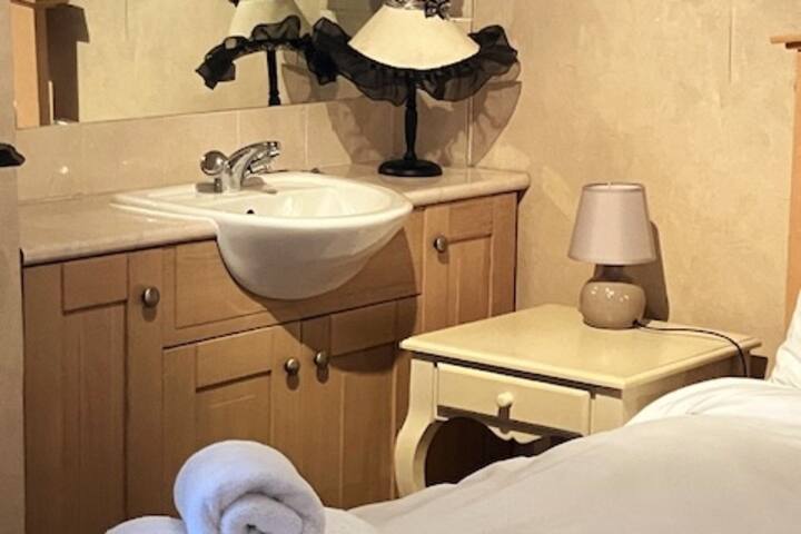 Chambre lumineuse et confortable avec deux lits simples confortables, parfaite pour les enfants ou les amis. Conçu avec soin pour se détendre avec des draps moelleux et beaucoup d'espace pour se détendre.