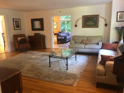 3 Bedroom home with complete privacy near downtown